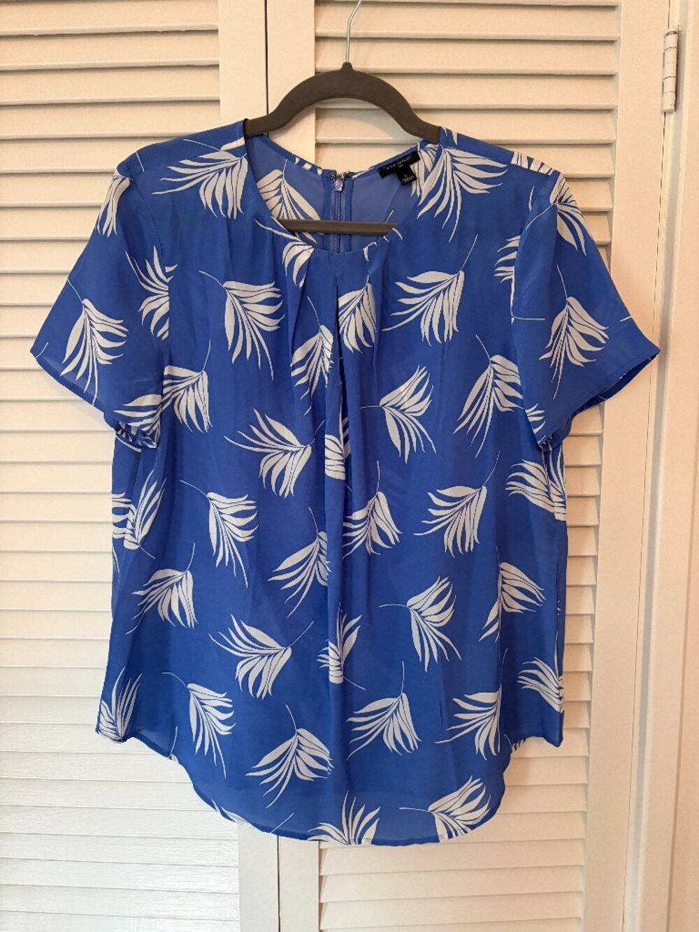 Ann Taylor blouse large 100% silk blue botanical white short sleeve office